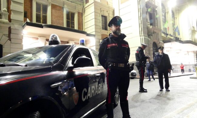 Ladro maldestro incastrato sul balcone: salvato dai pompieri, finisce in manette