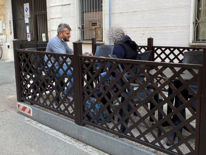 Licenziato, vive sotto i portici: «Cerco lavoro per mantenere la mia famiglia»