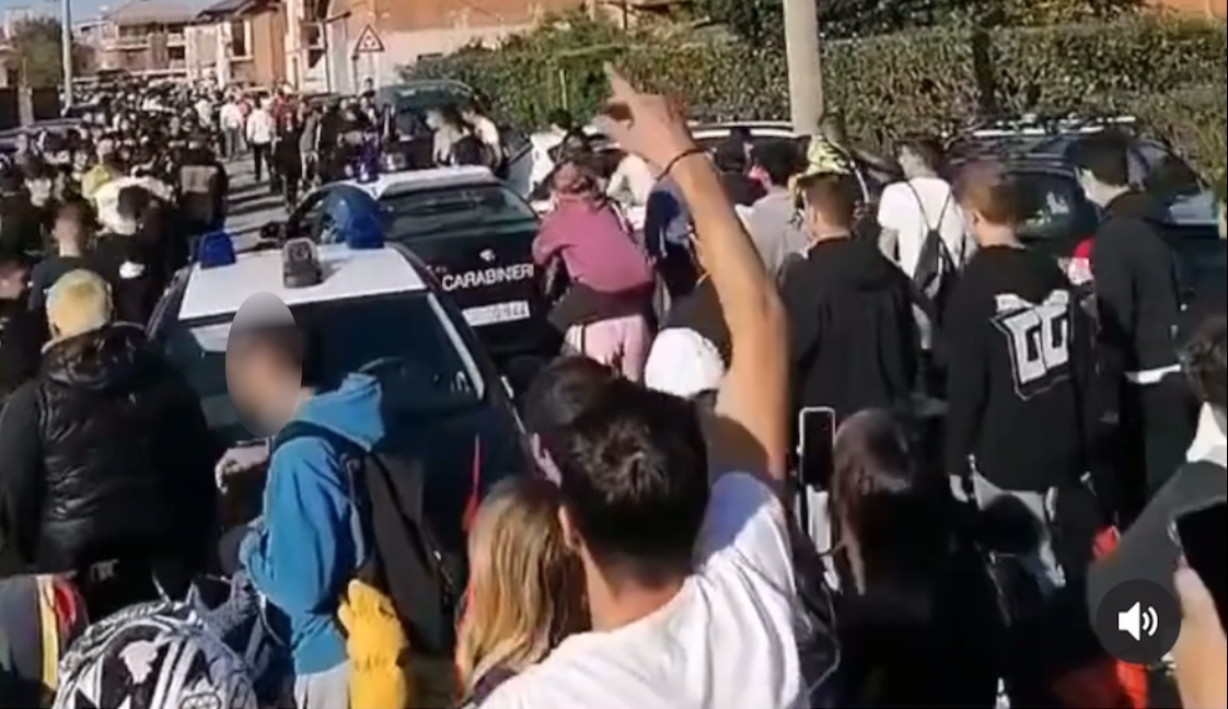 Motociclisti fuori controllo in frazione, due denunce