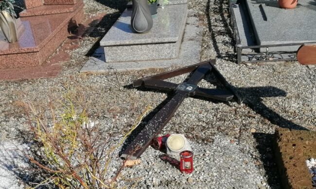 Vandali scatenati colpiscono il cimitero