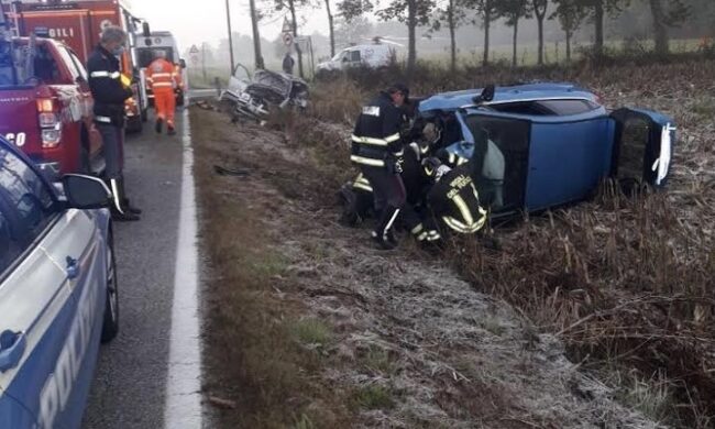 Furgone travolge un’auto: morte mamma e figlia