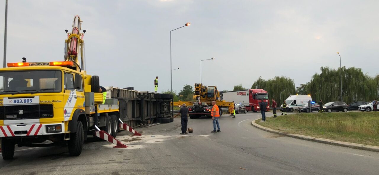 Camion si ribalta all’ingresso dell’A4 Torino-Milano FOTO E VIDEO
