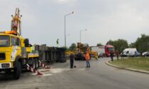 Camion si ribalta all'ingresso dell'A4 Torino-Milano FOTO E VIDEO