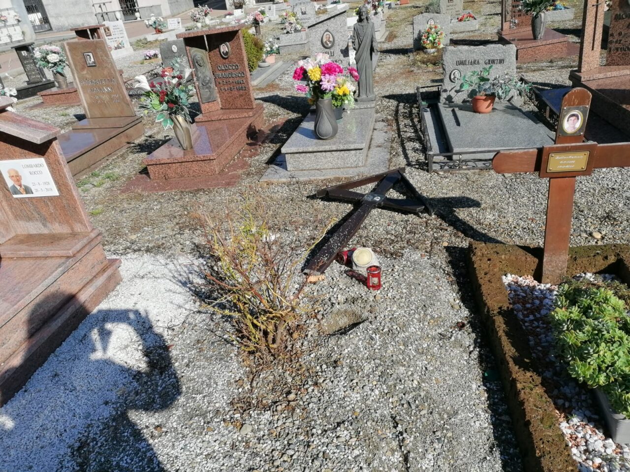 Vandali danneggiano il cimitero