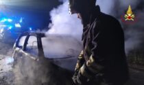 Incendio auto, i vigili del fuoco spengono il rogo FOTO E VIDEO