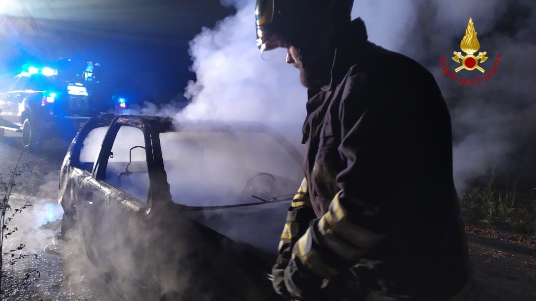 Incendio Auto, I Vigili Del Fuoco Spengono Il Rogo FOTO E VIDEO - Prima ...