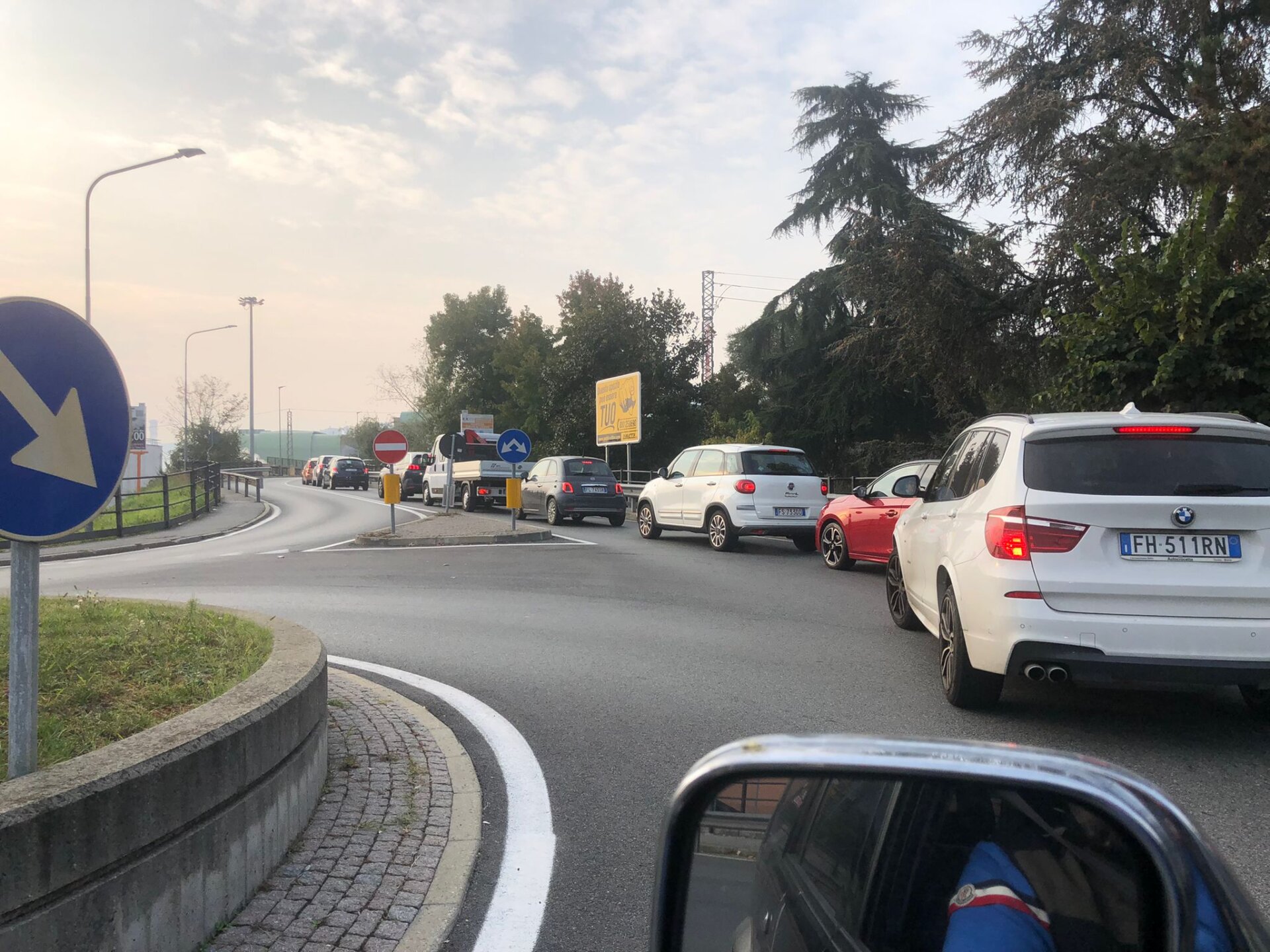 Cantiere in via Regis manda in tilt il traffico cittadino oggi, martedì 19 ottobre 2021, a Chivasso. Una situazione veramente difficile gestire anche per i mezzi di soccorso.