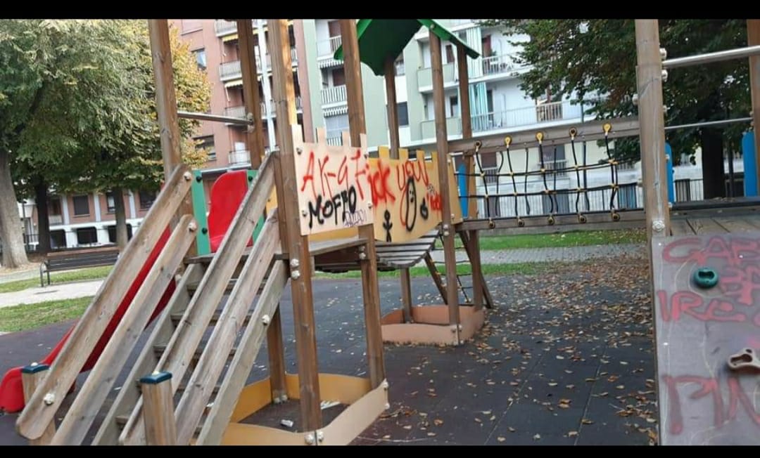 Vandali colpiscono il parco giochi a Chivasso