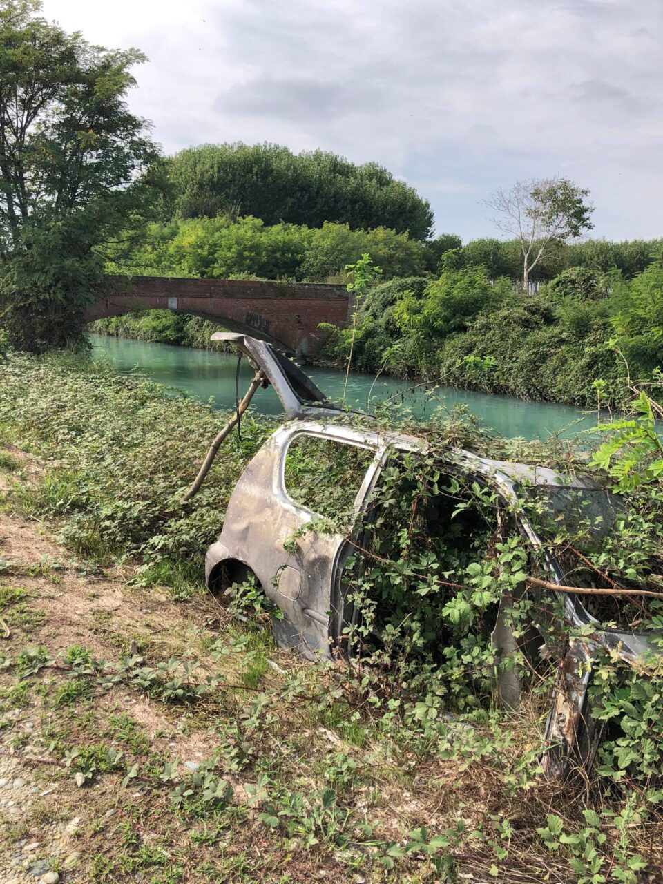 Rifiuti ovunque vicino alla Dora e al Canale: c’è anche un’auto