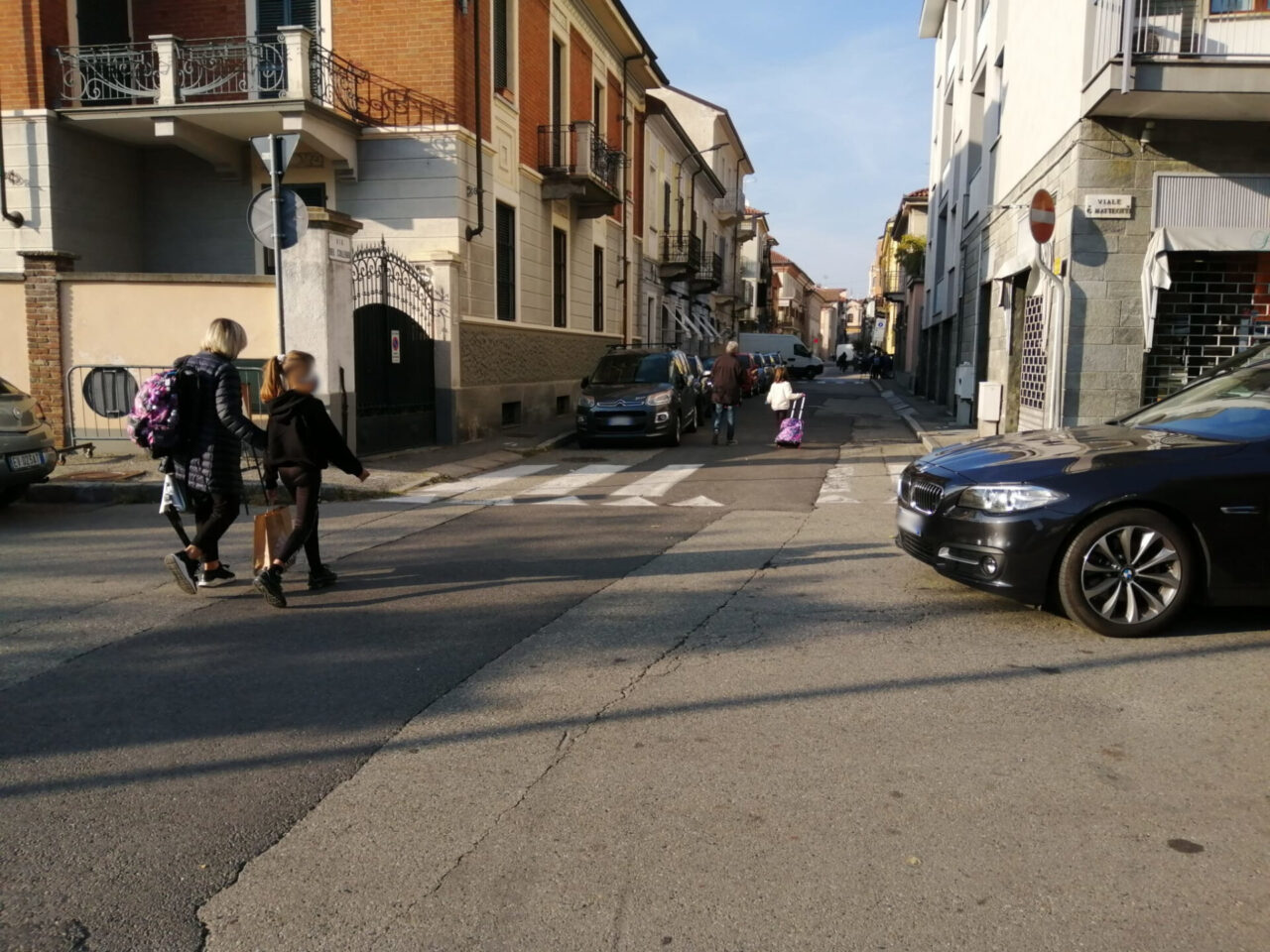 Senza nonni vigili  è caos fuori da scuola, il Comune cerca una soluzione