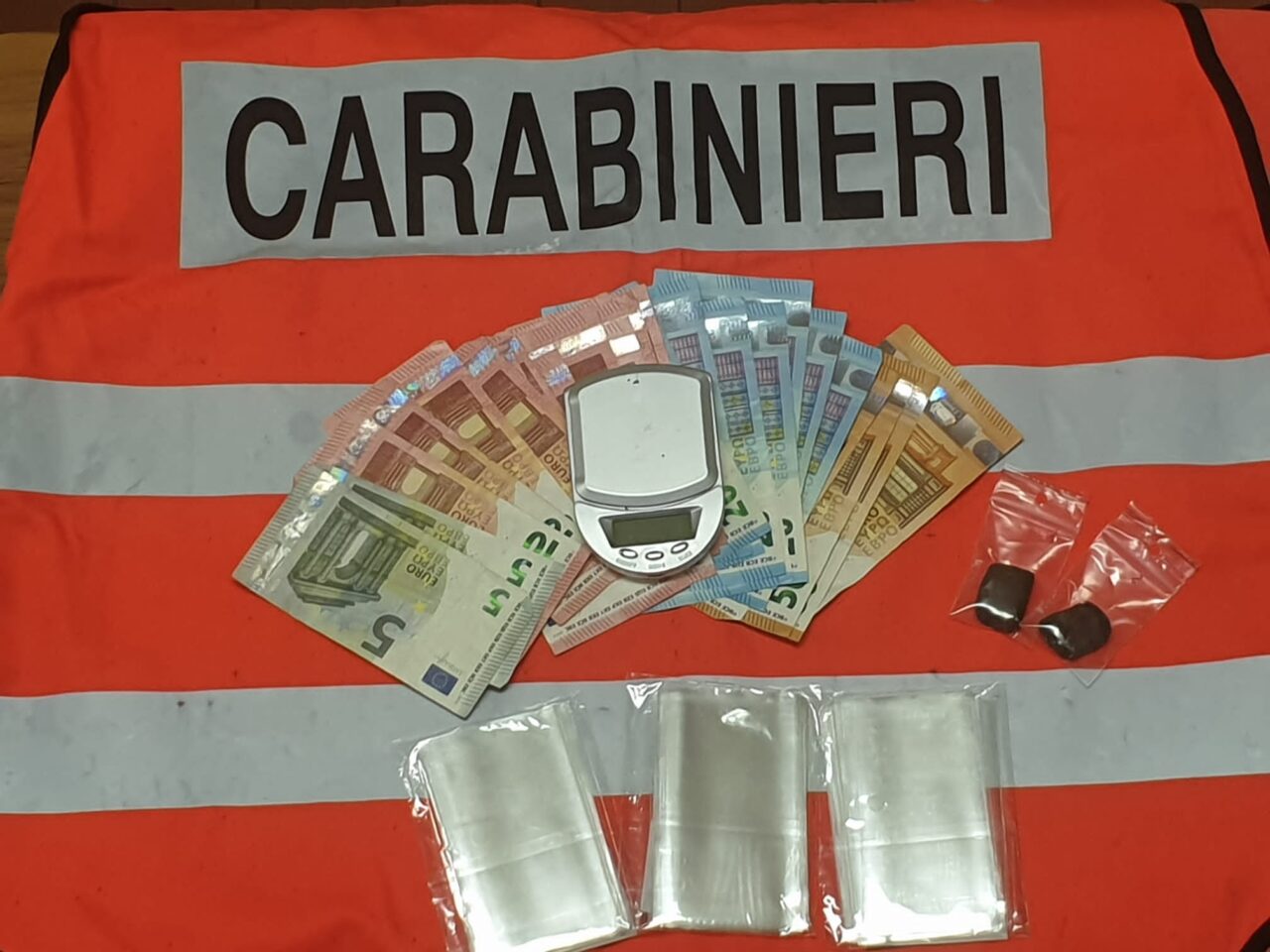 Giovane di Crescentino trovato con hashish e 520 euro