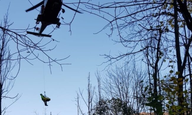 Cercatrice di funghi precipita in un canalone, recuperata con il verricello e portata in ospedale