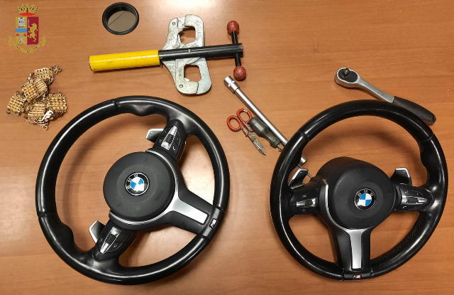 Rubano i volanti delle auto: denunciati