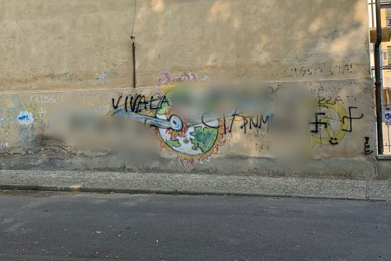 I vandali imbrattano il muro della scuola con bestemmie, insulti e simboli nazisti