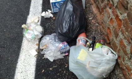 Caos rifiuti, troppo spesso l’immondizia rimane in strada