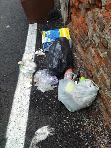 Rifiuti abbandonati e differenziata sbagliata, lunedì scattano le multe