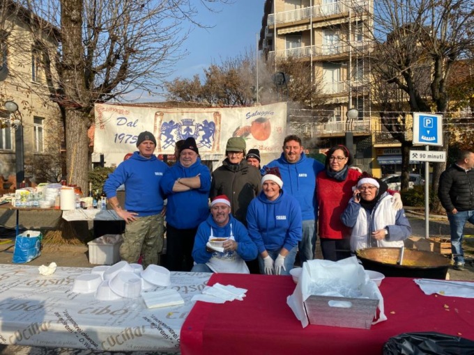 Mercatino di Natale, il progetto della Famija Salugiina