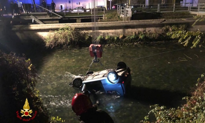 Finisce con l’auto nel canale, morto un giovane