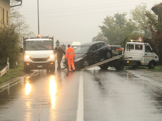 Incidente sulla 590, auto abbatte un palo della luce
