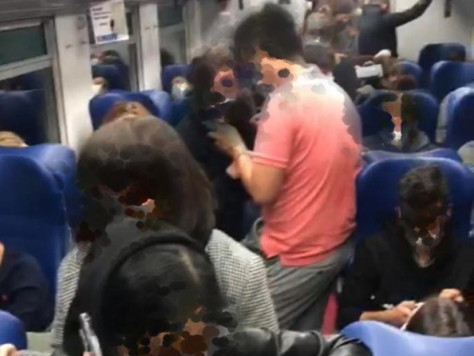 Treni piccoli e strapieni nelle ore di punta: è polemica