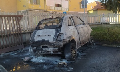 Auto distrutta dalle fiamme nel parcheggio del Mercatò