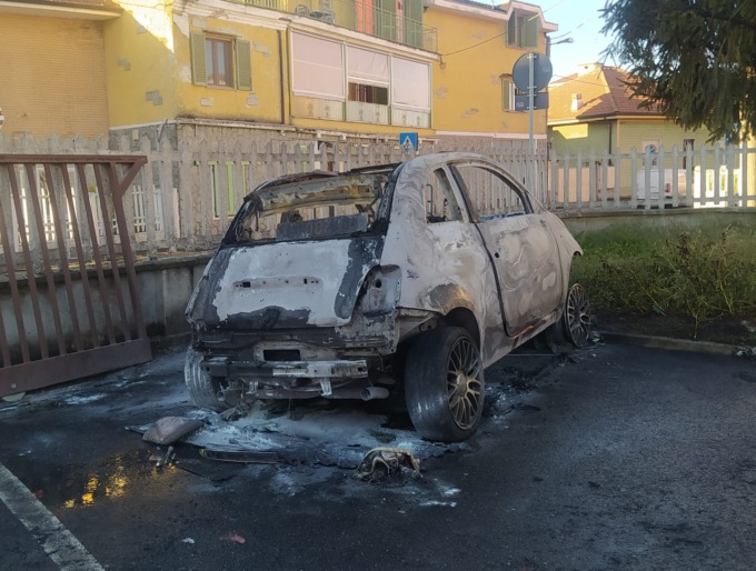 Auto distrutta dalle fiamme nel parcheggio del Mercatò