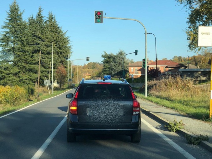 Il semaforo sembra sempre rosso anche se è spento: ATTENZIONE!