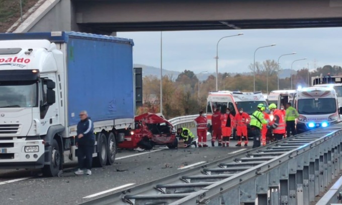 Schianto sull’A5, scontro fra un’auto e un camion