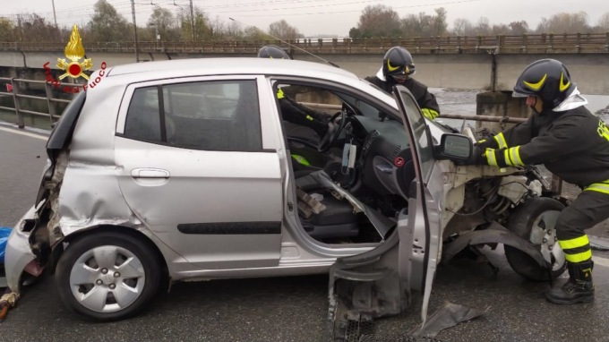 Incidente sul ponte della Dora, auto finisce contro il guard rail