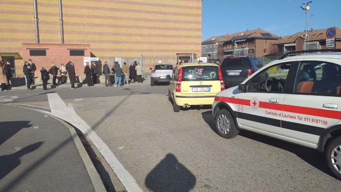 Vaccinazione Covid19, lunghe code al PalaLancia