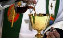 Rubano il vino in chiesa, incastrati dal parroco