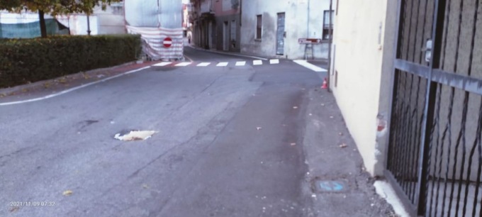 Rubano coni e cartelli stradali  in centro: «Segnalavano un pericolo»