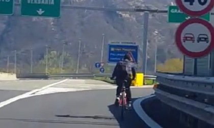 Pensionato in bicicletta al buio in autostrada