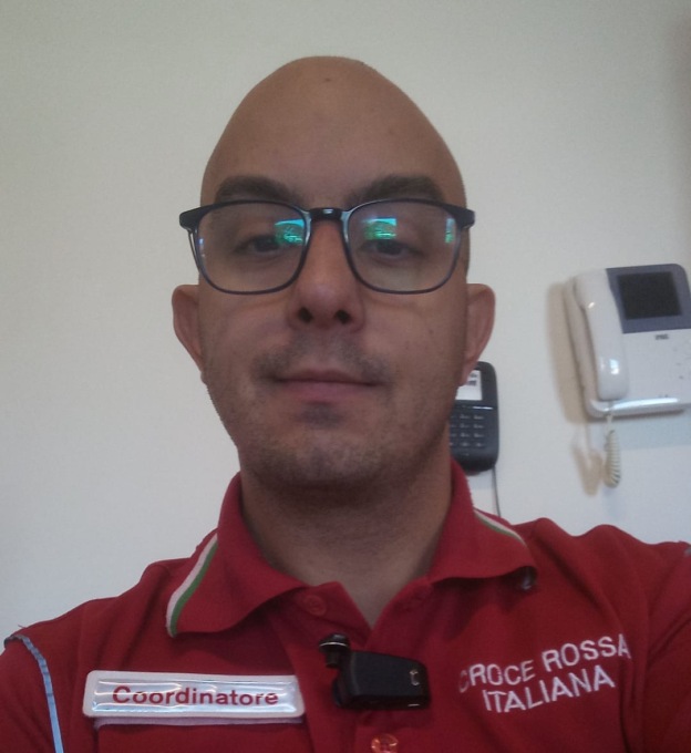 Volontario Croce Rossa impegnato  nel soccorso dei migranti in Calabria