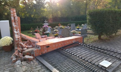 Tir danneggia portone e pilastro del cimitero