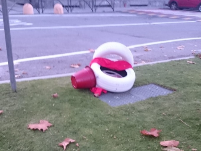 I vandali distruggono l’addobbo di Natale