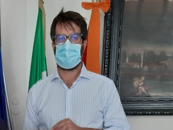 Covid19, il sindaco ai ragazzi delle scuole: “Vaccinatevi”