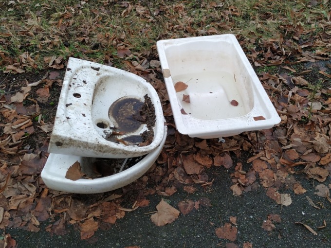 Discariche abusive, adesso ci sono anche lavandini e vasche