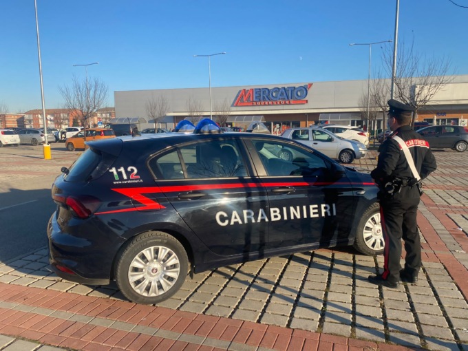 Con la scusa delle monetine, rubano le borse alle anziane