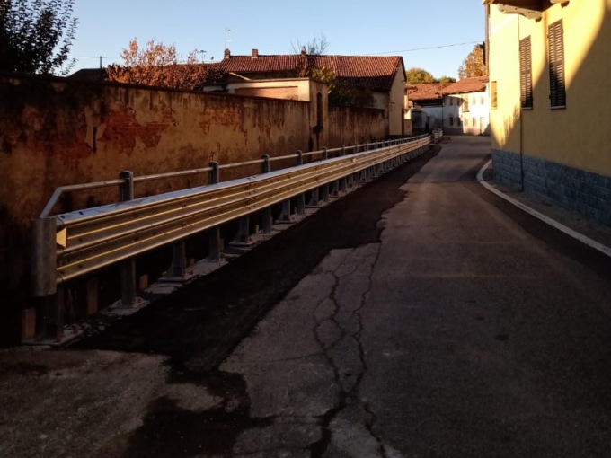Guard rail lungo il Rio, il sindaco: “Per l’estetica c’è tempo”