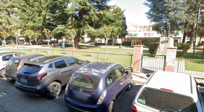 Multati perché giocavano con la palla al parco, revocata la sanzione