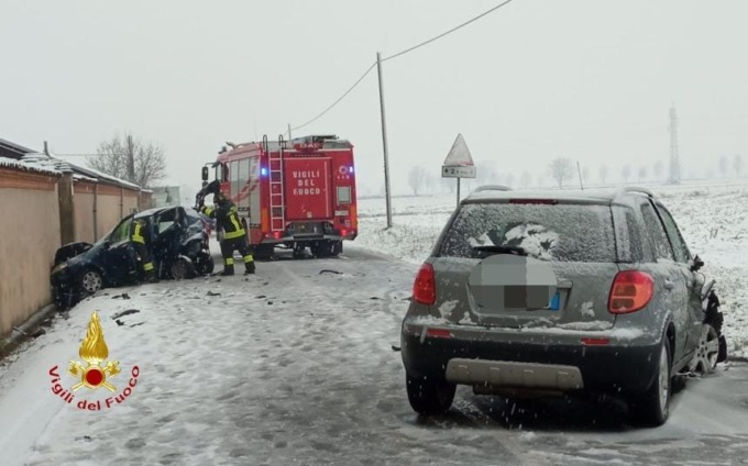 Scontro tra due auto, una donna in codice rosso