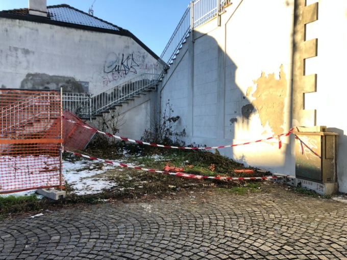 Imbocca via Clara in contromano e si schianta sulla passerella 