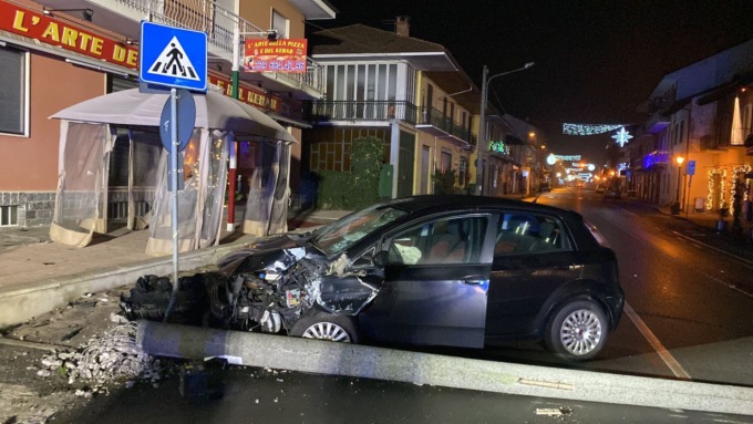 Perde il controllo dell’auto e finisce contro un palo la notte di Natale LE FOTO