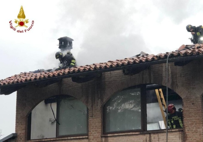 Incendio tetto, paura in Collina