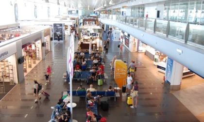 Controlli Covid in aeroporto, passeggeri non in regola: scatta l'isolamento