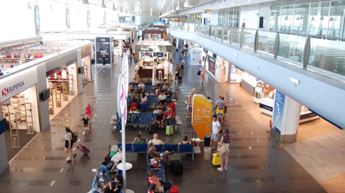 Controlli Covid in aeroporto, passeggeri non in regola: scatta l’isolamento