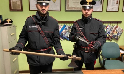Giovane terrorizza la città con un'ascia e ferisce maresciallo