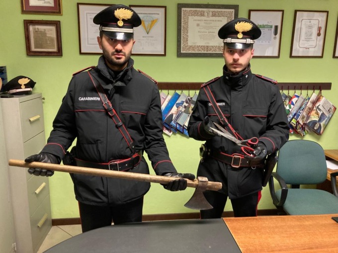 Giovane terrorizza la città con un’ascia e ferisce maresciallo