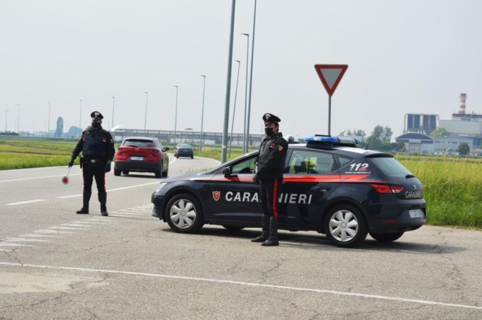 Tentano di vendere motoseghe «false»: denunciati dai Carabinieri